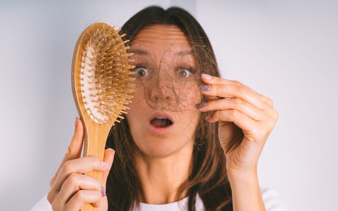 Come proteggere i capelli dal cambio stagione: consigli per la primavera